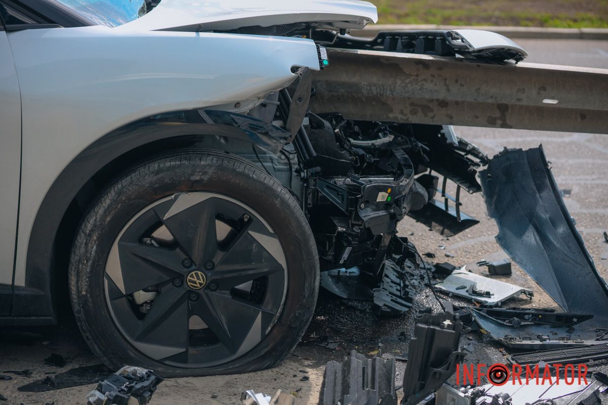 Відбійник практично "проштрикнув" машину