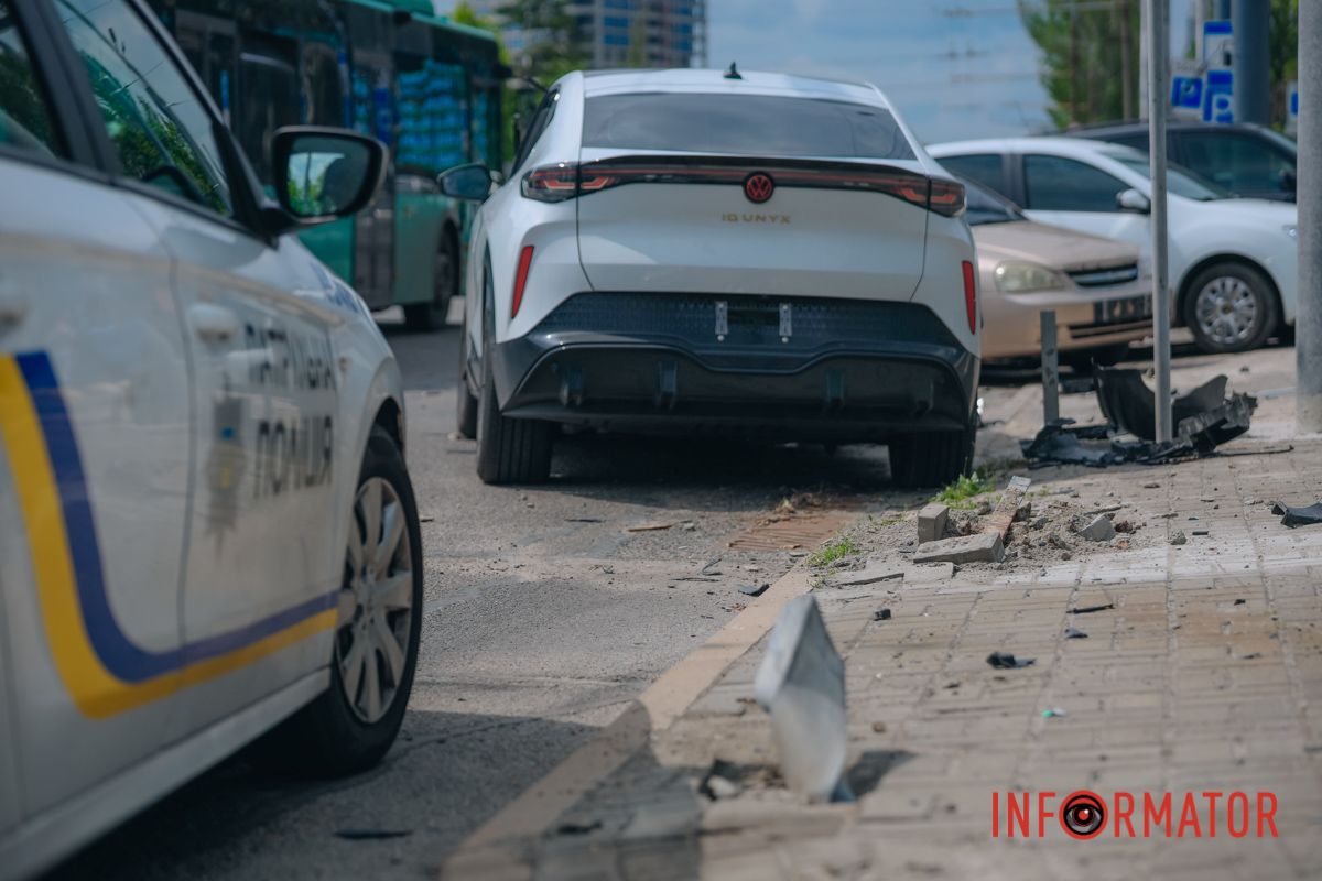 Пошкоджень зазнали припарковані поруч машини