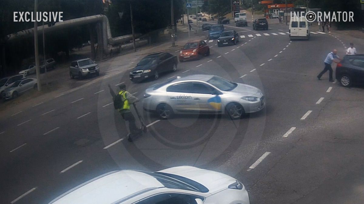В Днепре на Космической мужчина на электросамокате врезался в Renault службы такси Uklon: видео момента