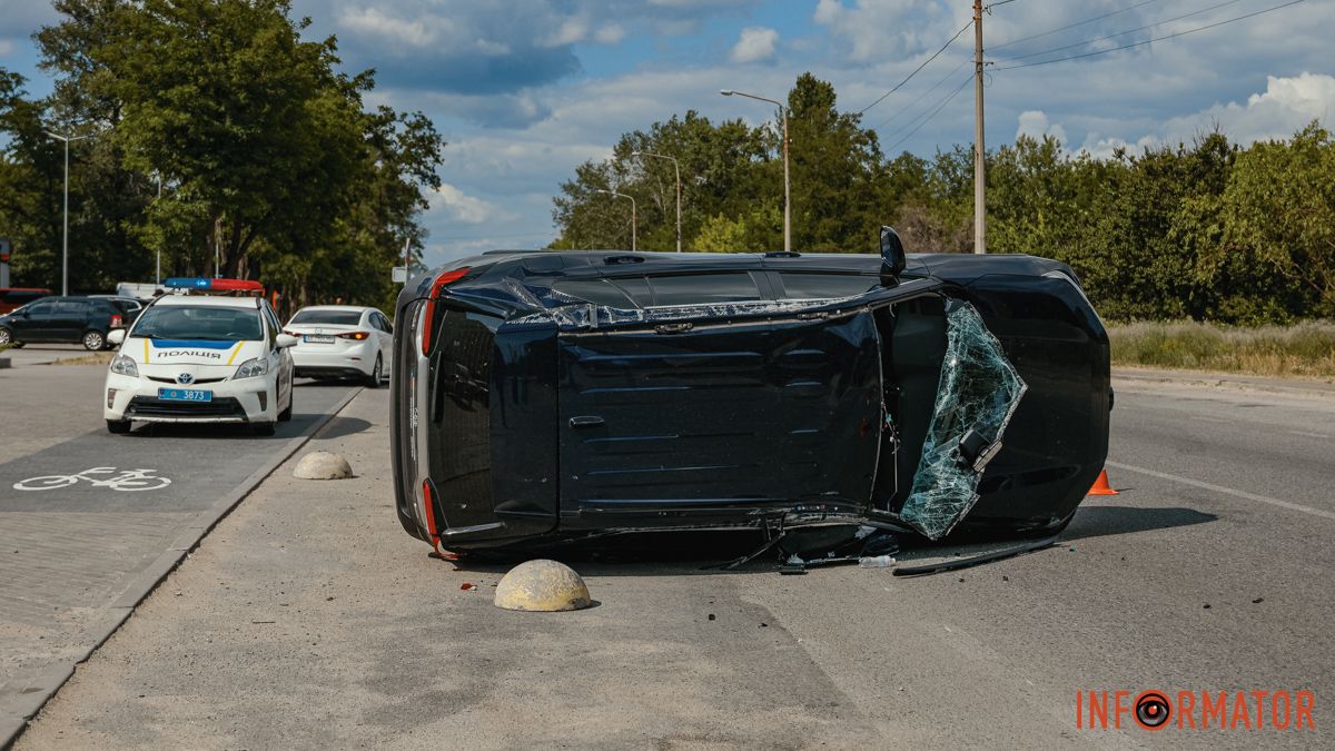 У Дніпрі на Гаванській Toyota перекинулась на бік після зіткнення з Mazda