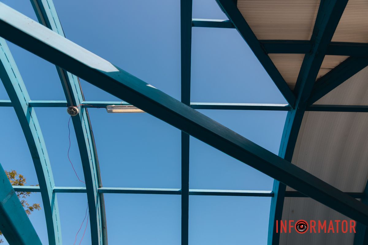 Тут замінять старий дах з полікарбонату