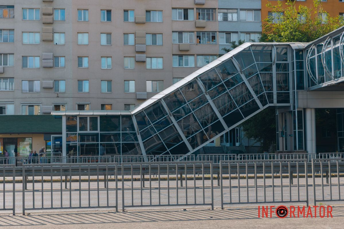 Стара полікарбонатна конструкція не витримувала перепадів температур