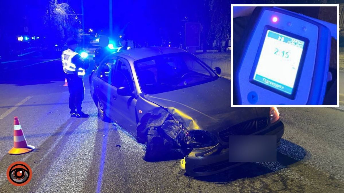 На проспекті Поля у Дніпрі Daewoo влетів у дерево: за кермом перебувала п’яна жінка