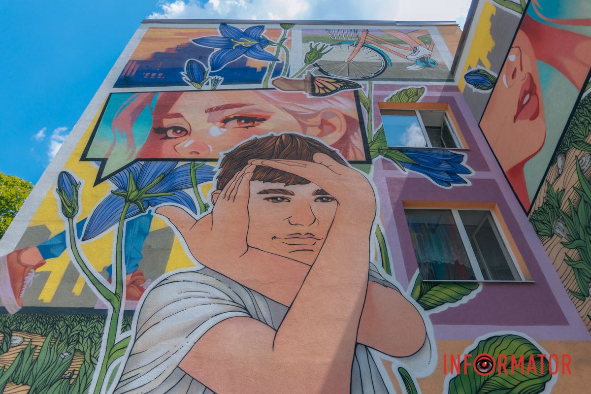 У Дніпрі на стінах ліцею №97 з’явився мурал у вигляді коміксу 12