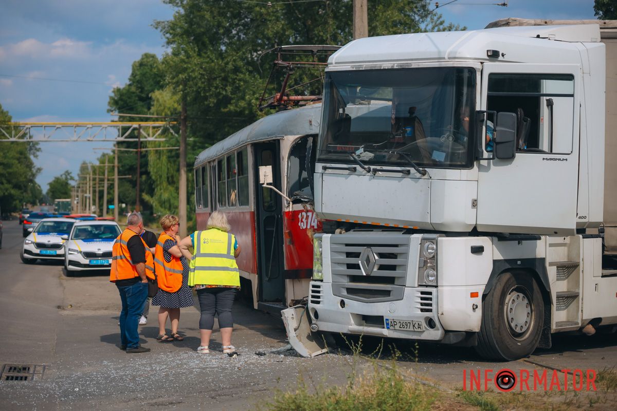 Там трамвай №9 в'їхав у вантажівку