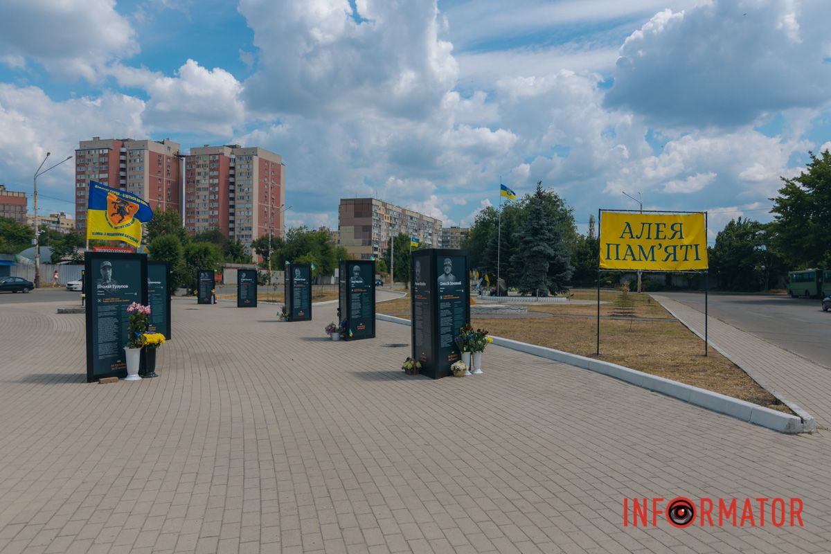 Адже деякі люди ламали прапорці, викрадали їх та трощили банери