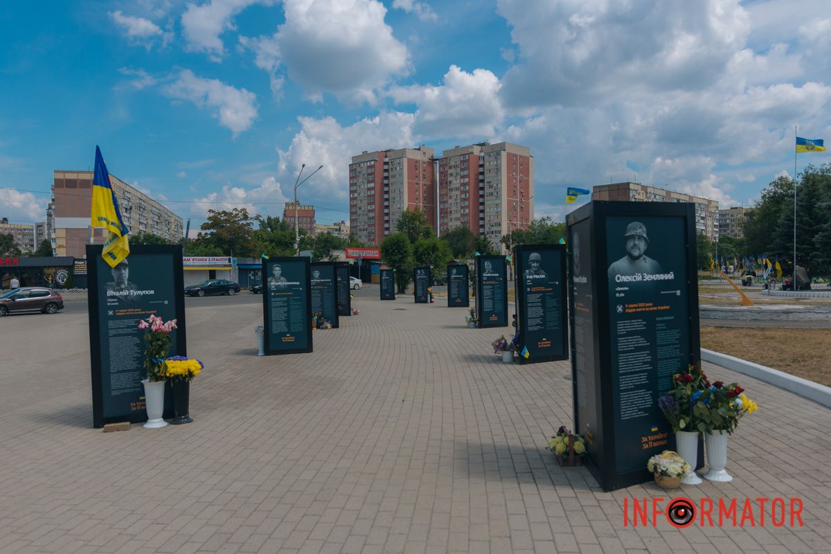 На місці також є декілька тригранних конструкцій