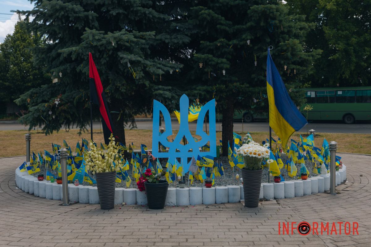 Поруч — квіти 