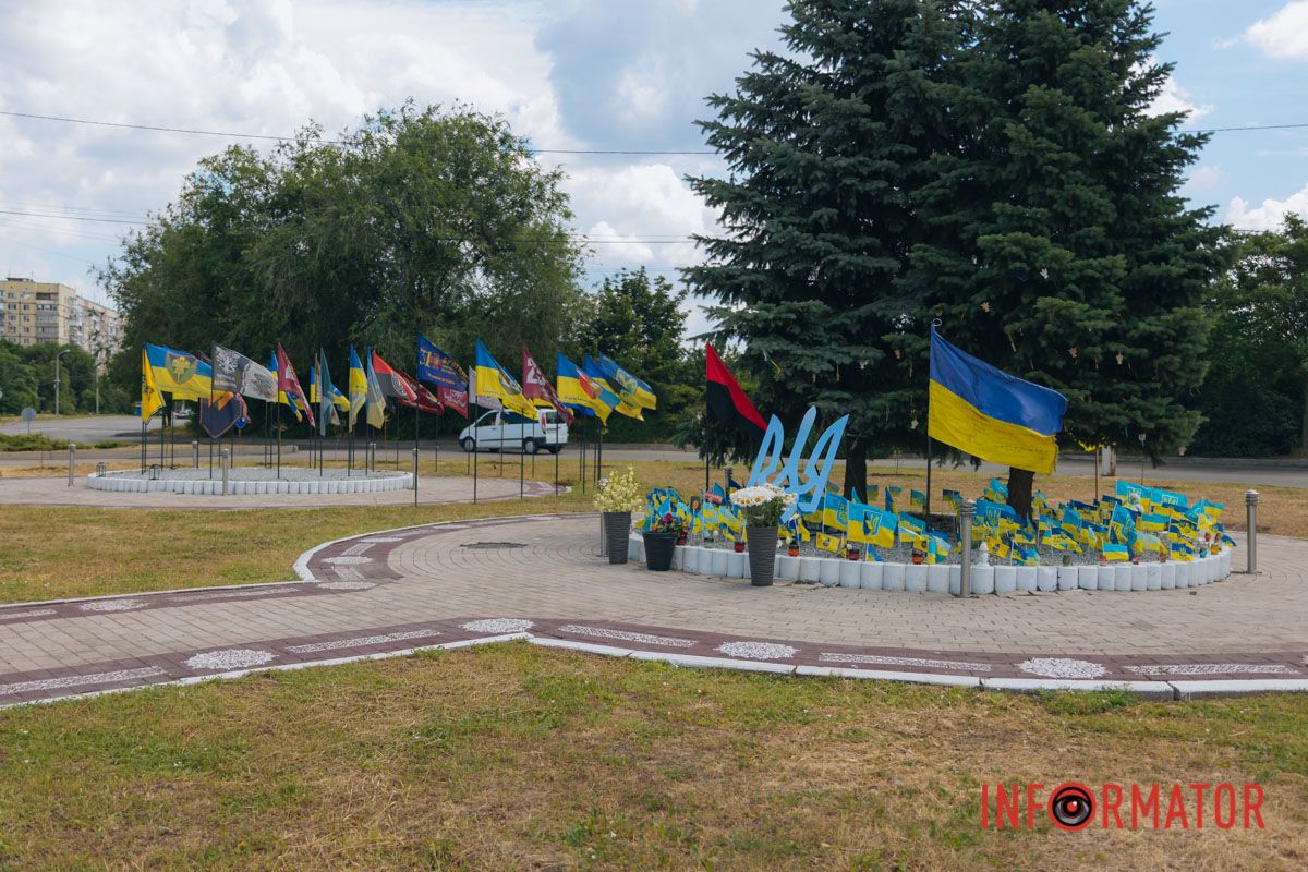Герб України та прапори
