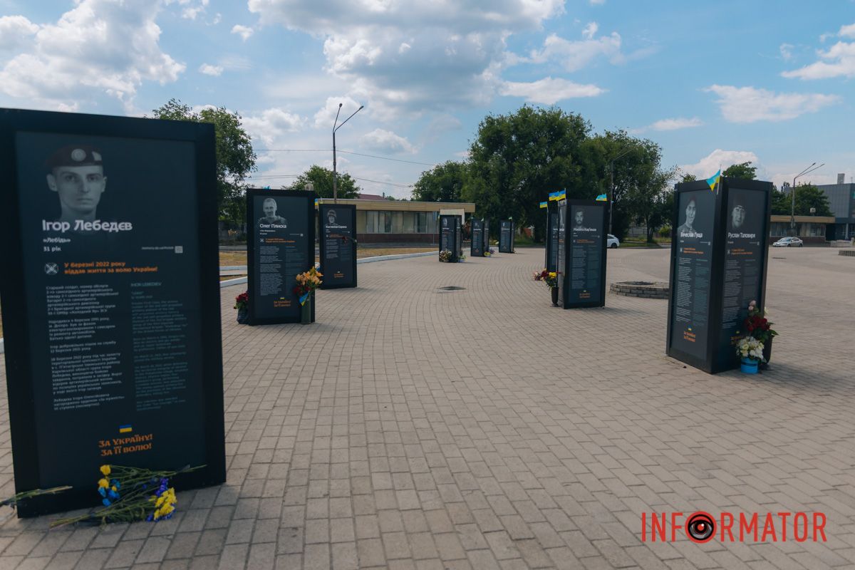 Поруч є ділянка з великими прапорами та маленькими, які вставлені в землю