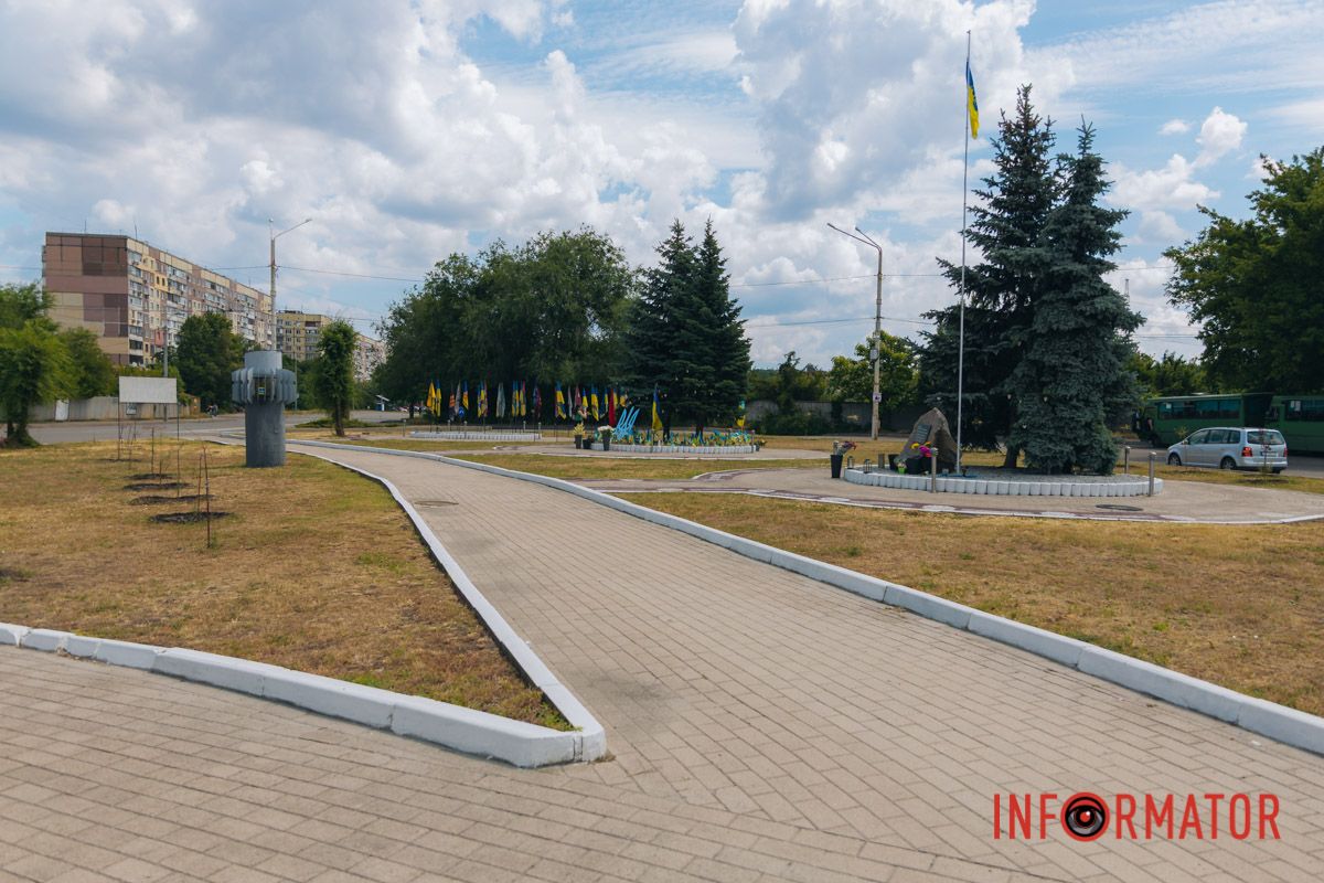 Біля кожної конструкції ми помітили квіти та прапор