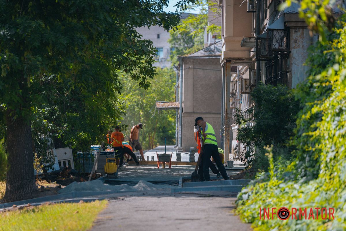 У Дніпрі на Мусліма Магомаєва під час ремонту під асфальтом знайшли історичну бруківку 1