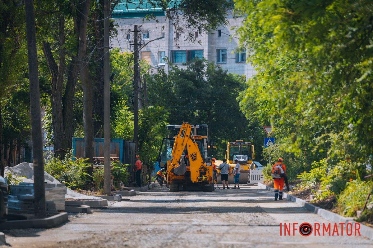 У Дніпрі на Мусліма Магомаєва під час ремонту під асфальтом знайшли історичну бруківку 2