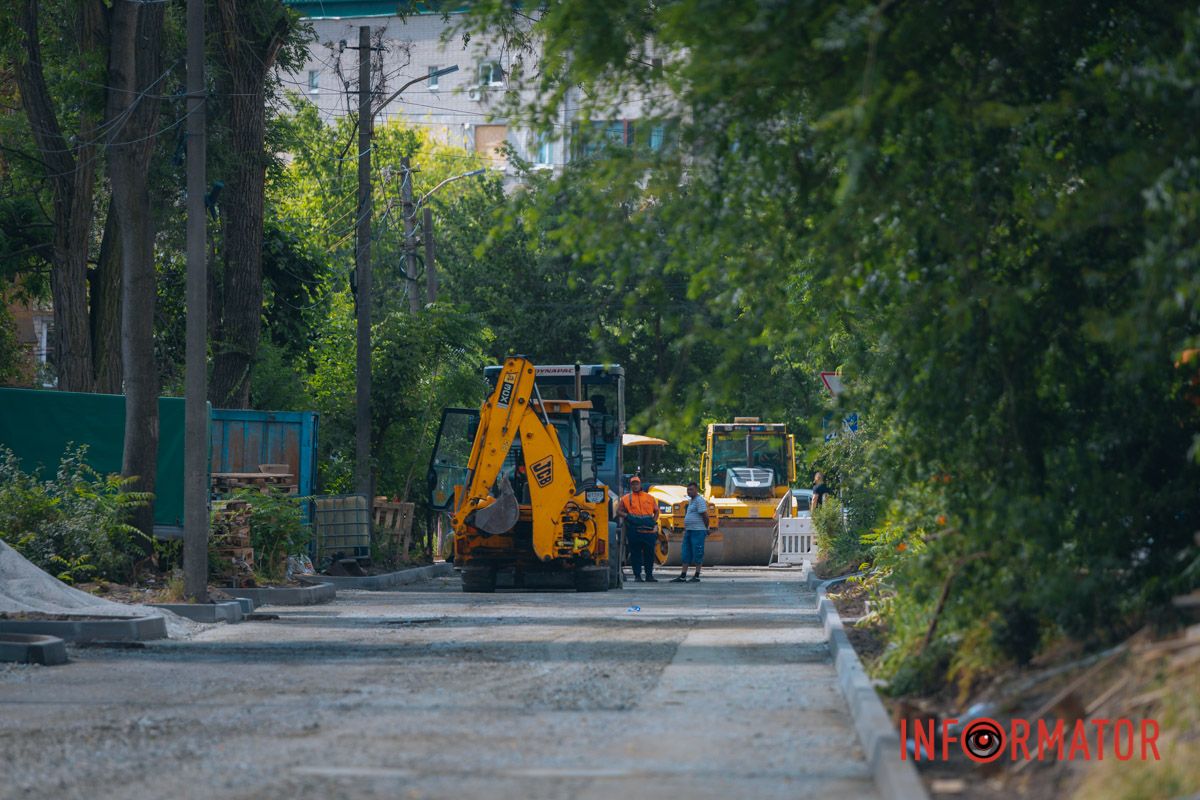 У Дніпрі на Мусліма Магомаєва під час ремонту під асфальтом знайшли історичну бруківку 12