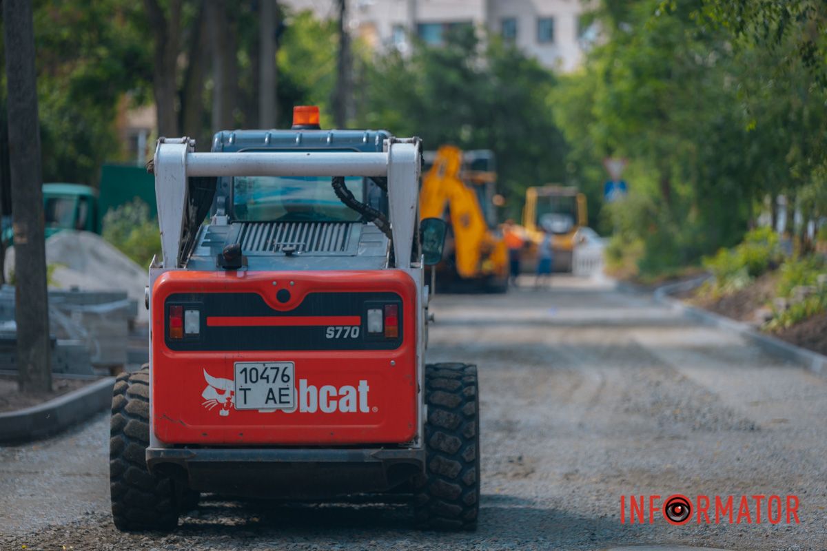 У Дніпрі на Мусліма Магомаєва під час ремонту під асфальтом знайшли історичну бруківку 13