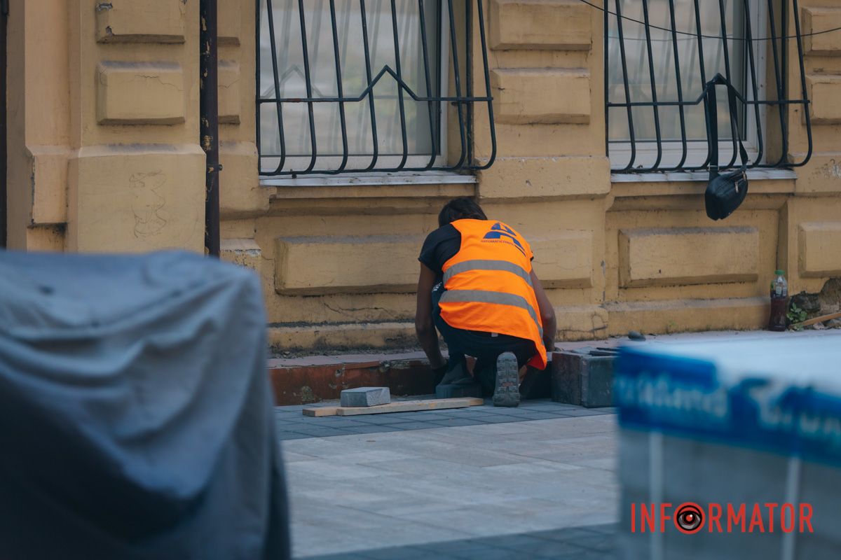 У Дніпрі на Мусліма Магомаєва під час ремонту під асфальтом знайшли історичну бруківку 17