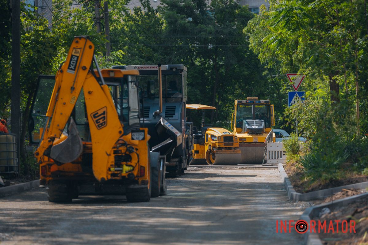 У Дніпрі на Мусліма Магомаєва під час ремонту під асфальтом знайшли історичну бруківку 19