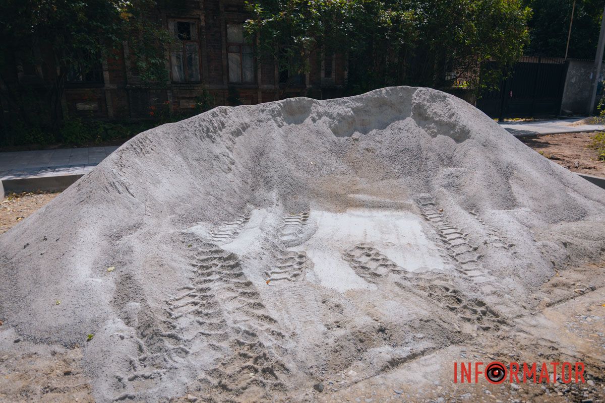 У Дніпрі на Мусліма Магомаєва під час ремонту під асфальтом знайшли історичну бруківку 20