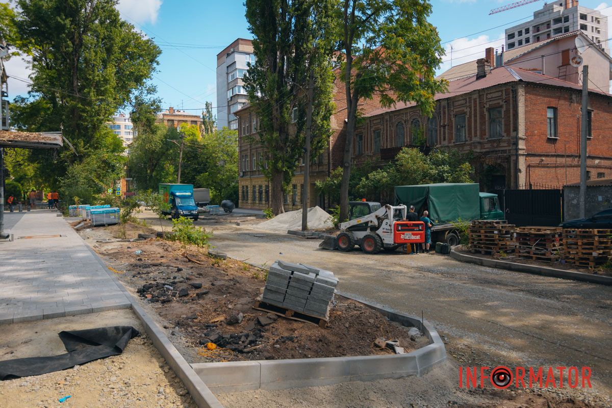 У Дніпрі на Мусліма Магомаєва під час ремонту під асфальтом знайшли історичну бруківку 26