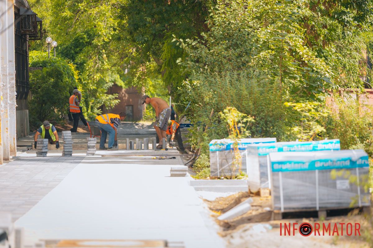 У Дніпрі на Мусліма Магомаєва під час ремонту під асфальтом знайшли історичну бруківку 28