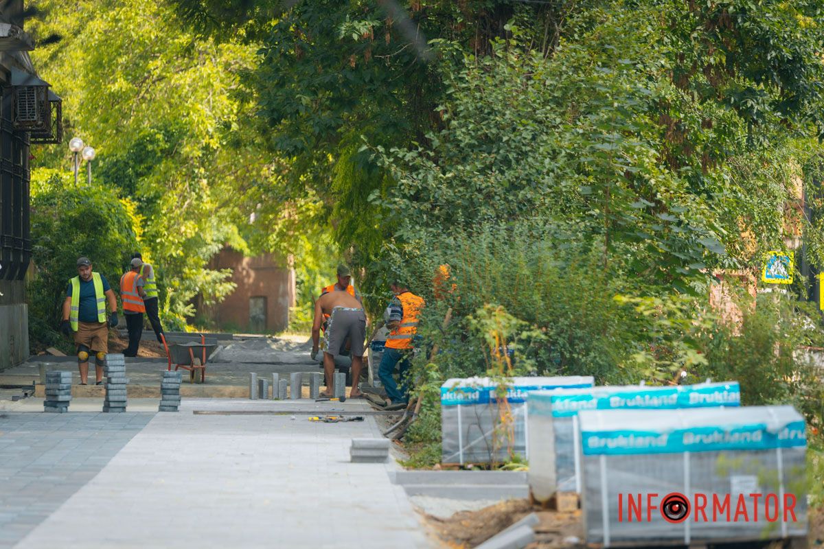 У Дніпрі на Мусліма Магомаєва під час ремонту під асфальтом знайшли історичну бруківку 27