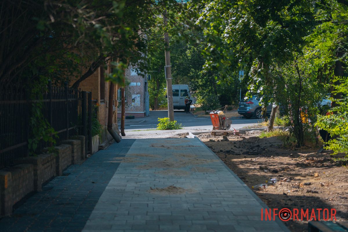 У Дніпрі на Мусліма Магомаєва під час ремонту під асфальтом знайшли історичну бруківку 30