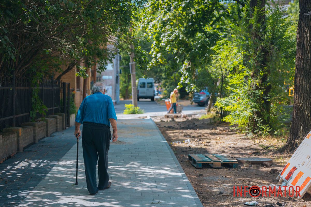 У Дніпрі на Мусліма Магомаєва під час ремонту під асфальтом знайшли історичну бруківку 32