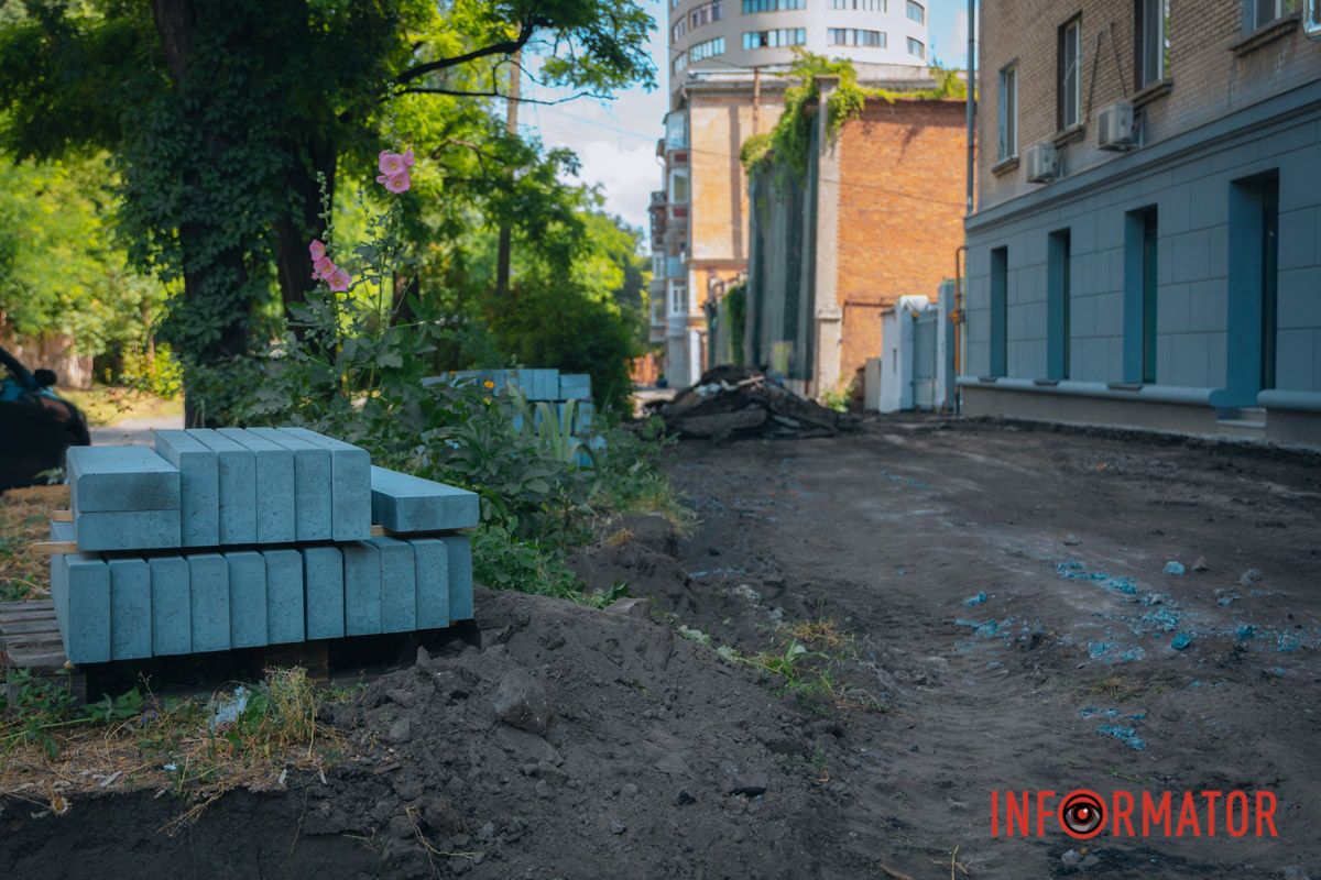 У Дніпрі на Мусліма Магомаєва під час ремонту під асфальтом знайшли історичну бруківку 37