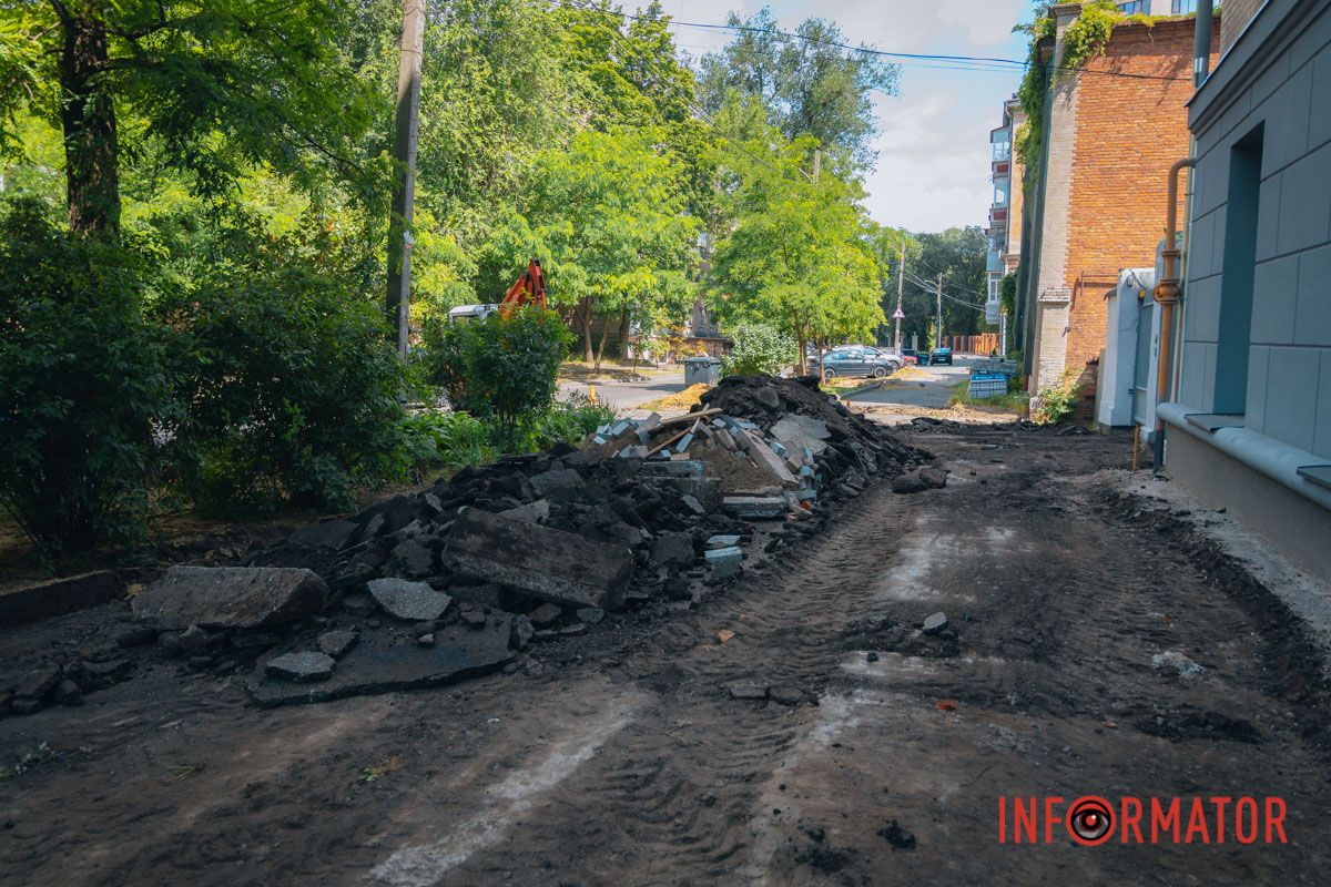 У Дніпрі на Мусліма Магомаєва під час ремонту під асфальтом знайшли історичну бруківку 38