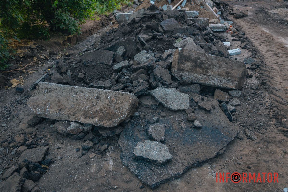 У Дніпрі на Мусліма Магомаєва під час ремонту під асфальтом знайшли історичну бруківку 39