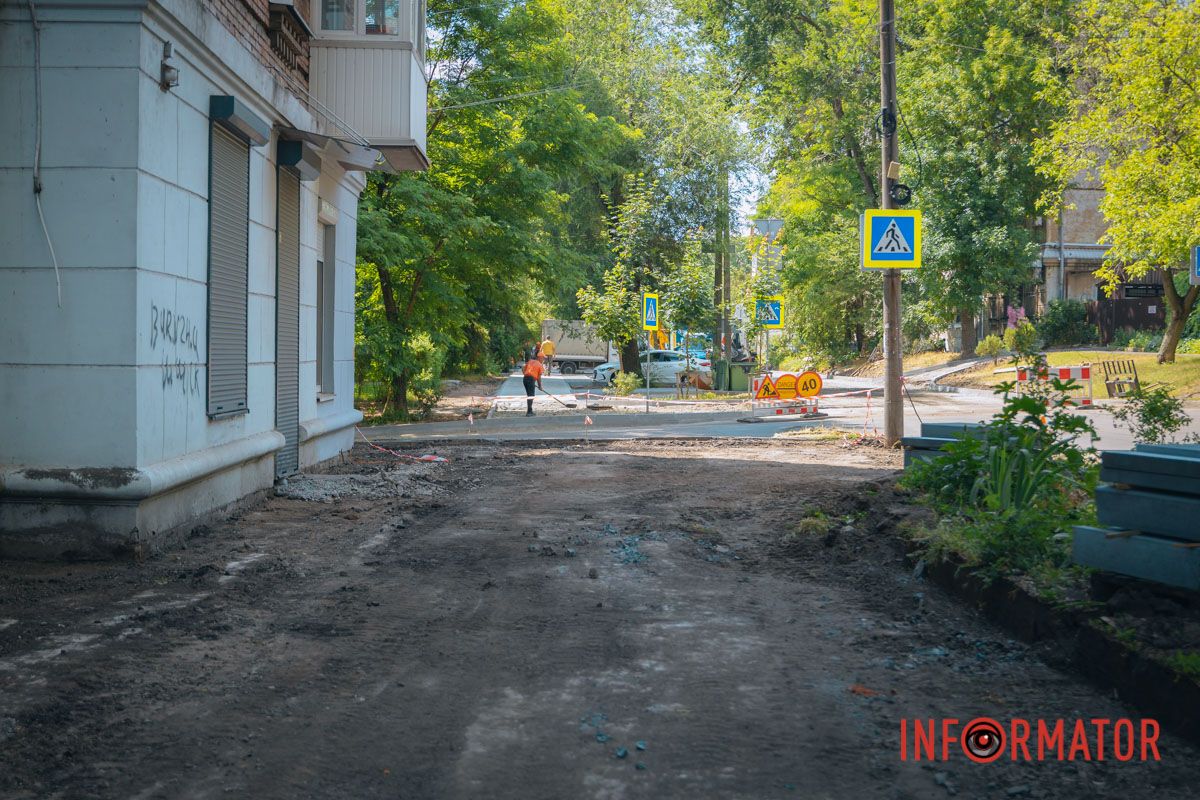 У Дніпрі на Мусліма Магомаєва під час ремонту під асфальтом знайшли історичну бруківку 40