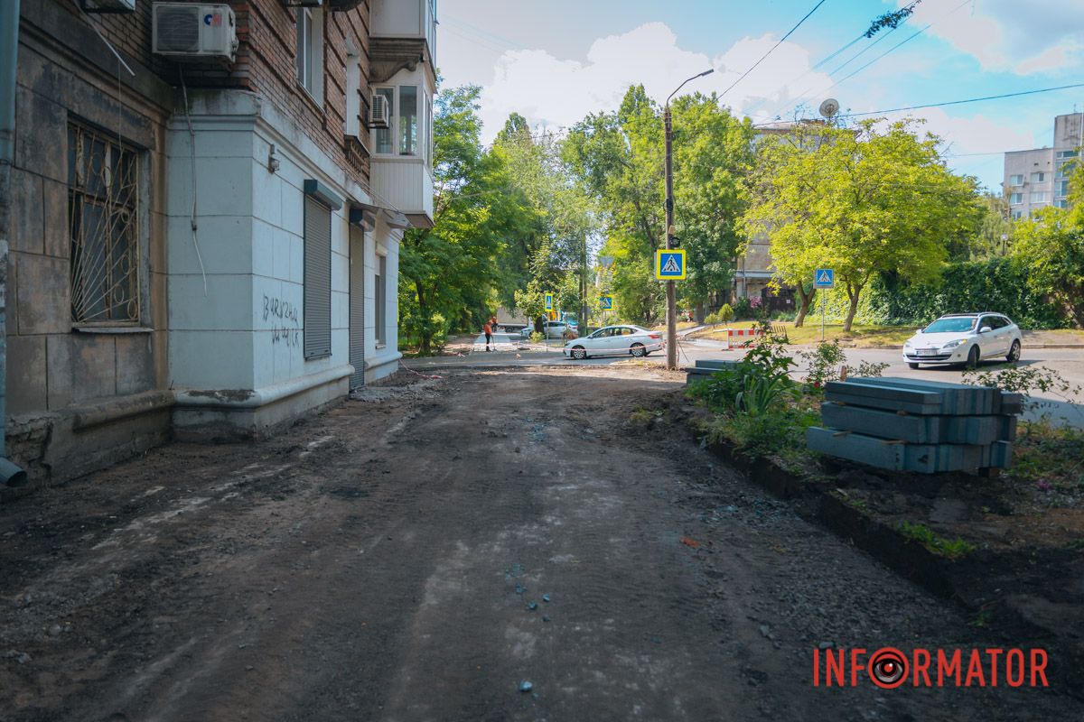 У Дніпрі на Мусліма Магомаєва під час ремонту під асфальтом знайшли історичну бруківку 42