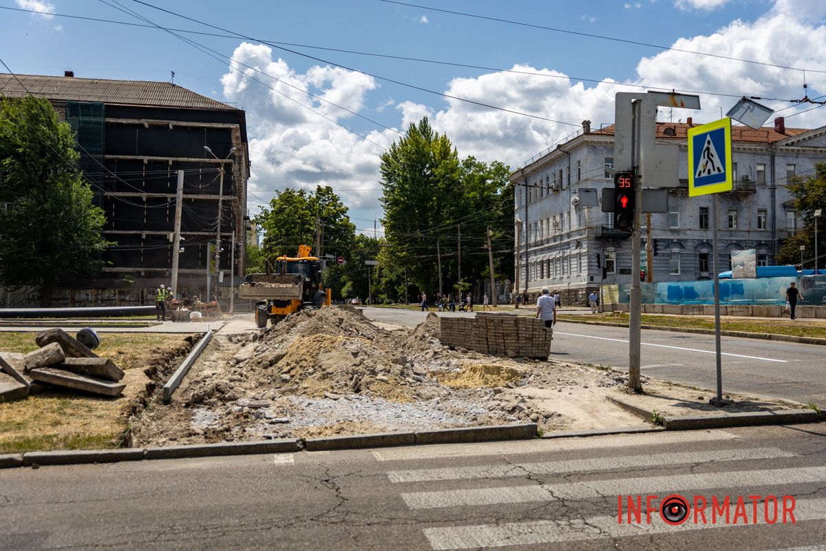 Частину тротуару вже розібрали Частину тротуару вже розібрали