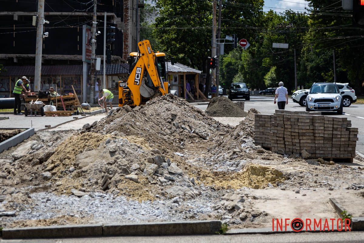 Пішоходи обходять ділянку по дорозі Пішоходи обходять ділянку по дорозі