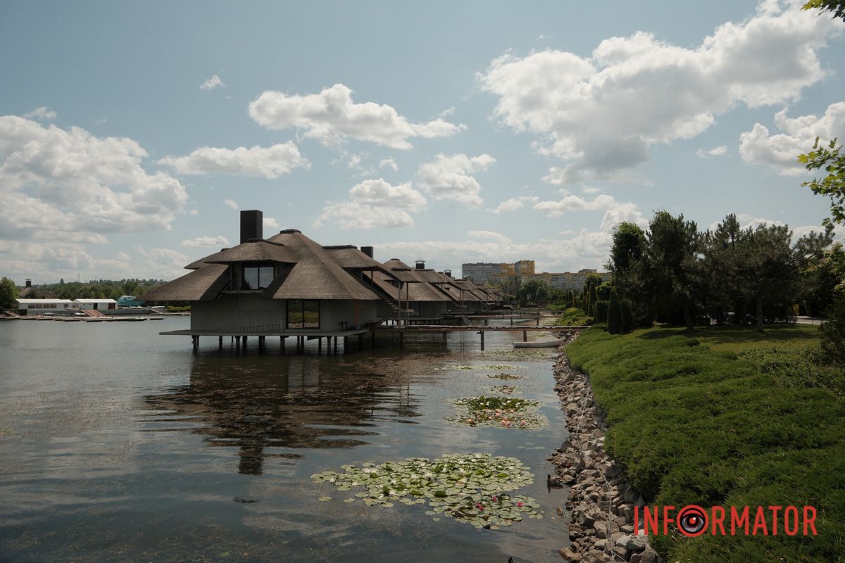 Казка на воді: у яхт-клубі “Січ” розкрились білі, рожеві та персикові лілії 49
