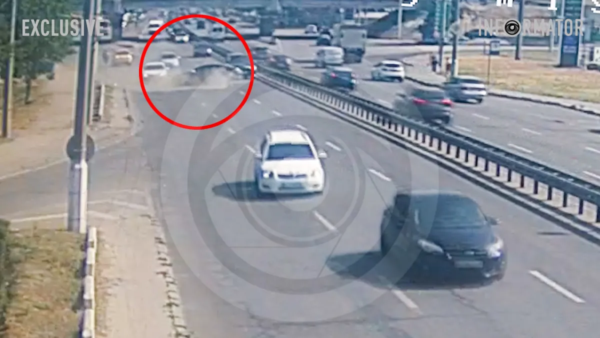 Видео момента ДТП: в Днепре на Слобожанском Ford ударил два автомобиля и вызвал огромную пробку