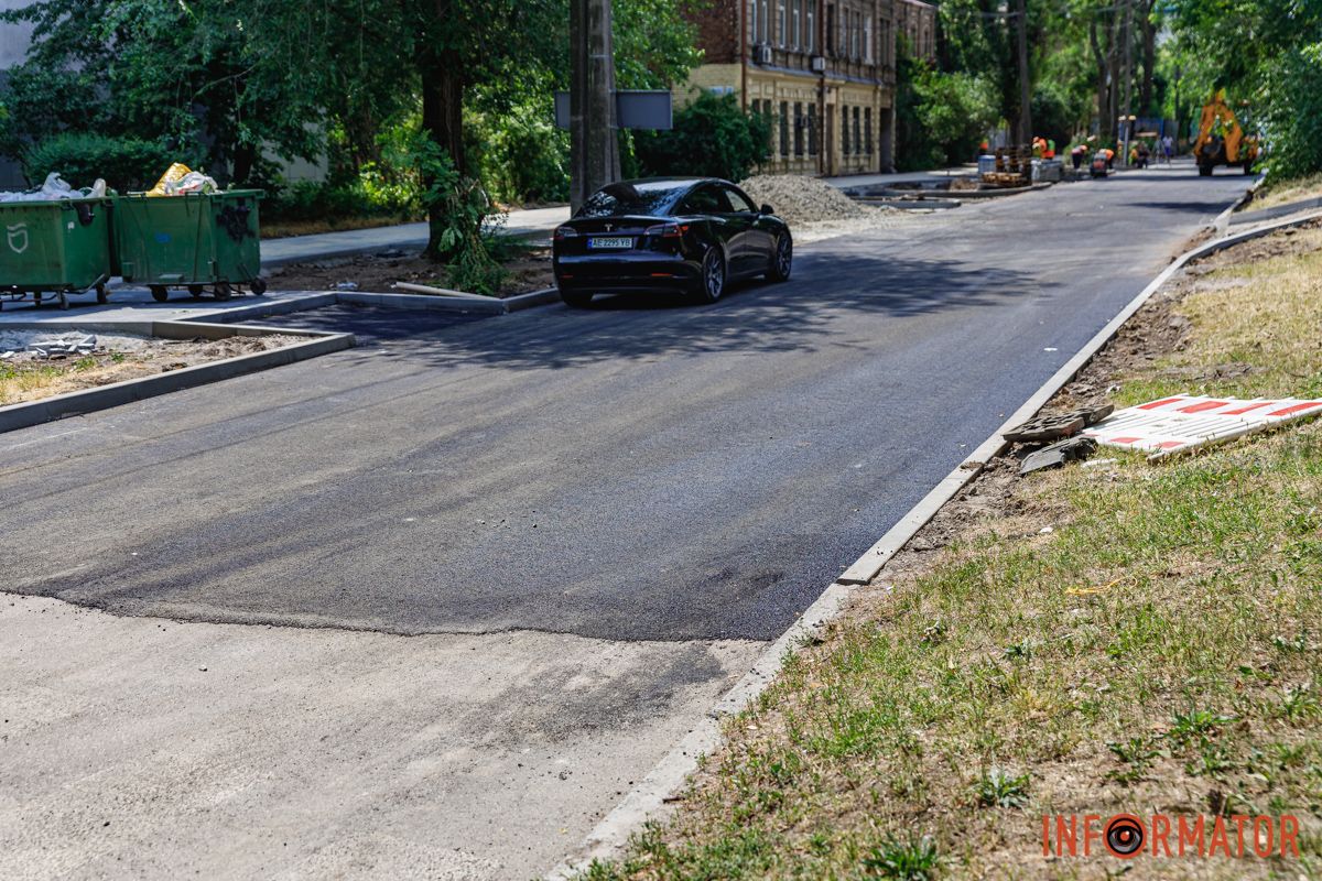 Ремонт на улице Муслима Магомаева В Днепре на Муслима Магомаева старинную брусчатку "закатали в асфальт" 1