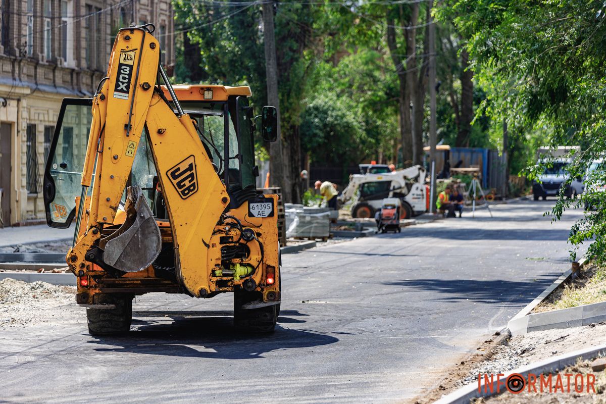 На время работ улица перекрыта В Днепре на Муслима Магомаева старинную брусчатку "закатали в асфальт" 3