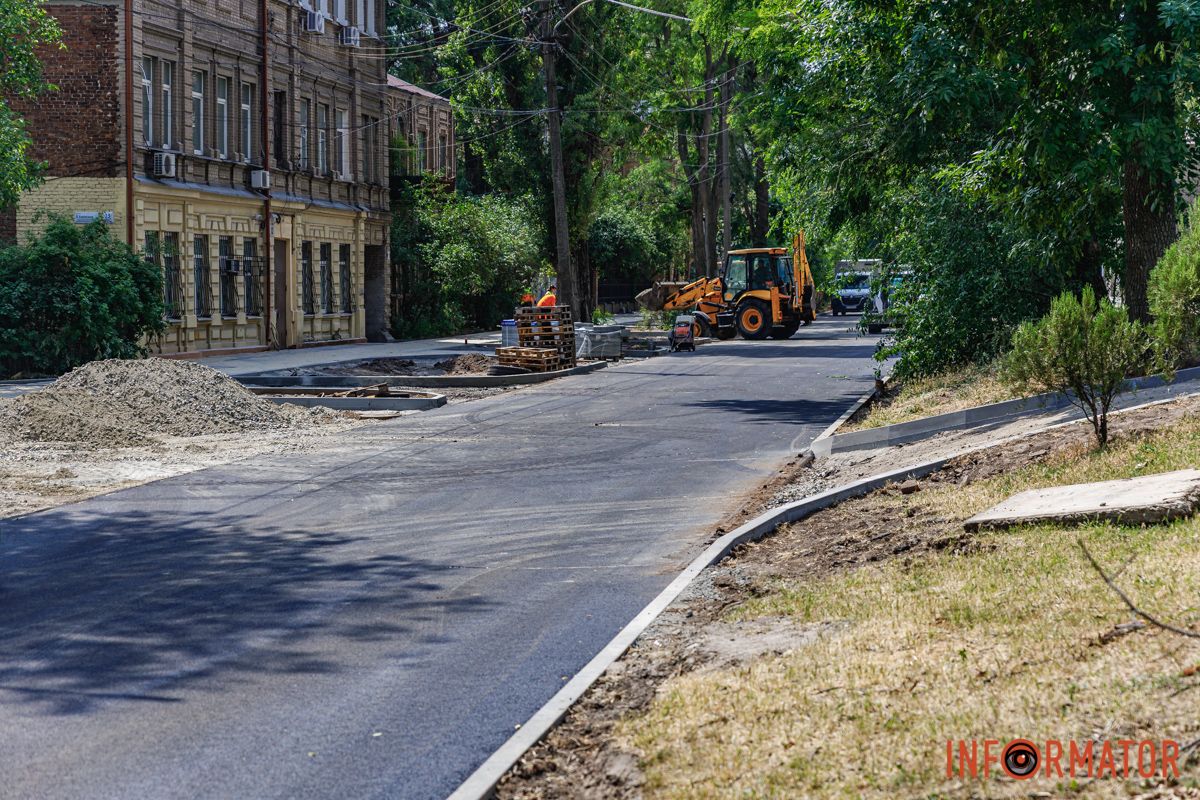 Речь идет о участке от улицы Донцова до Ивана Акинфиева. В Днепре на Муслима Магомаева старинную брусчатку "закатали в асфальт" 4