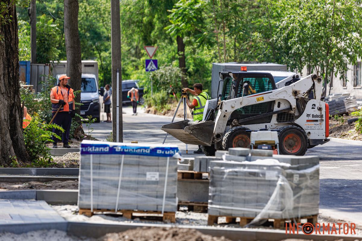 Кладут брусчатку В Днепре на Муслима Магомаева старинную брусчатку "закатали в асфальт" 9