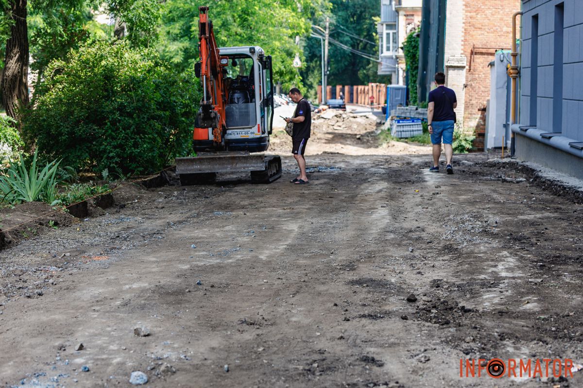 Скоро будут класть брусчатку В Днепре на Муслима Магомаева старинную брусчатку "закатали в асфальт" 13