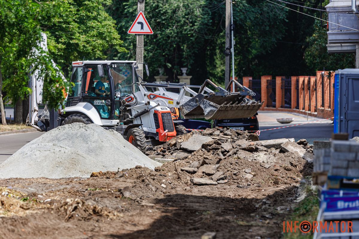 Работает строительная техника В Днепре на Муслима Магомаева старинную брусчатку "закатали в асфальт" 14