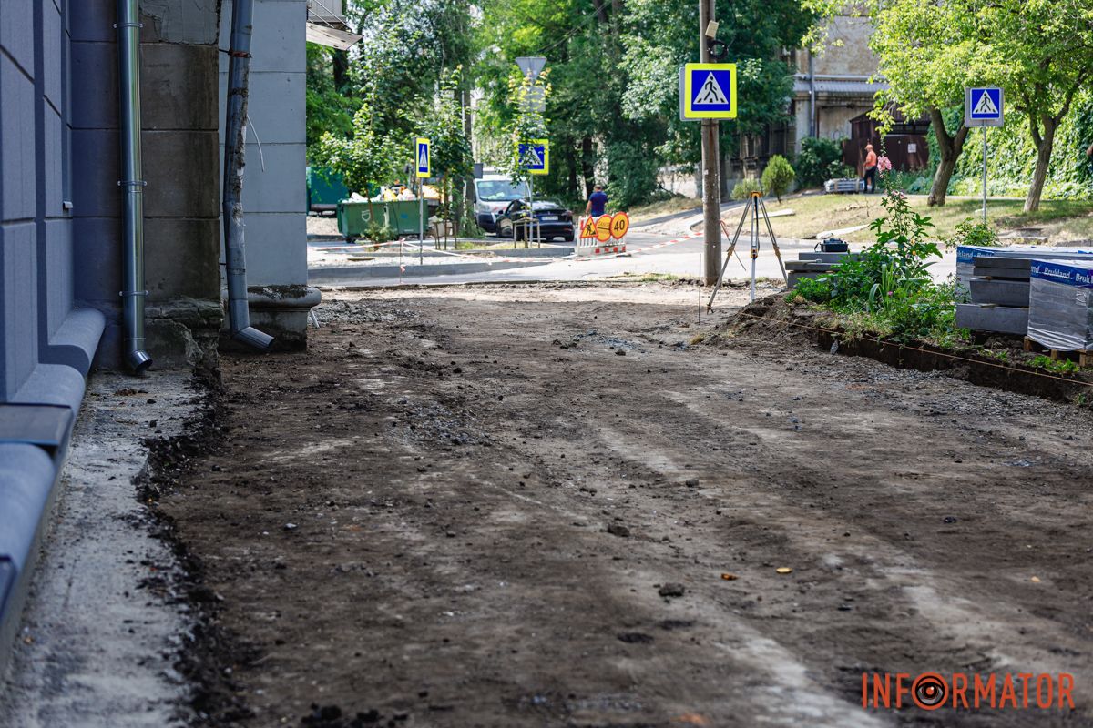 Работы начались в конце мая В Днепре на Муслима Магомаева старинную брусчатку "закатали в асфальт" 15