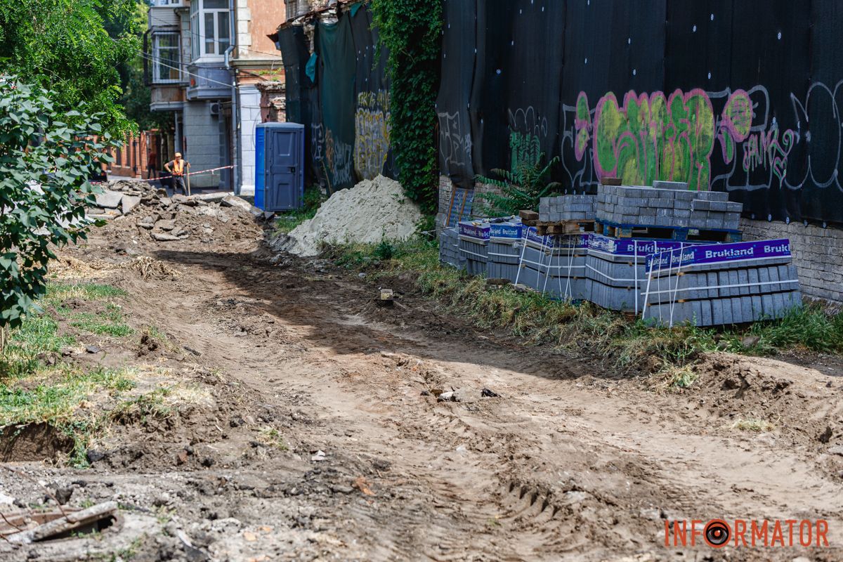 Прерыли тротуар у дома №17 В Днепре на Муслима Магомаева старинную брусчатку "закатали в асфальт" 11