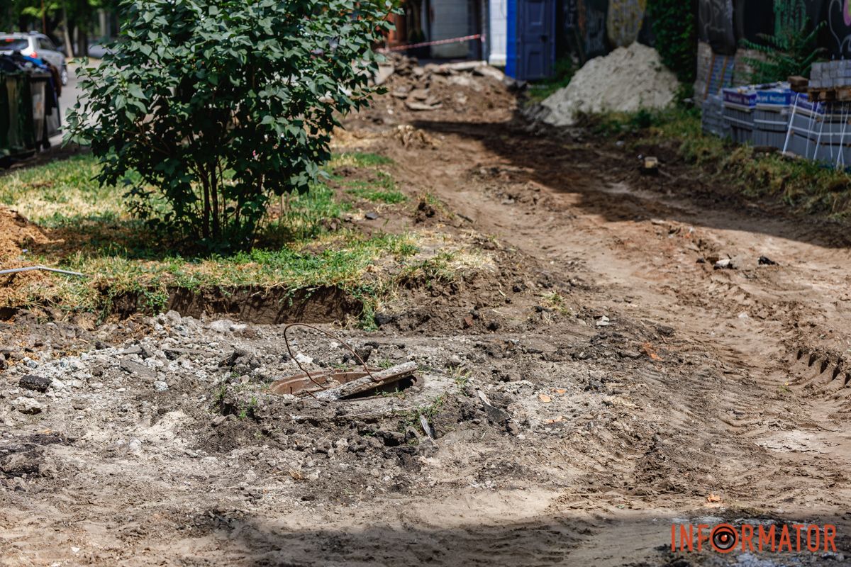 Будут менять и люки В Днепре на Муслима Магомаева старинную брусчатку "закатали в асфальт" 17