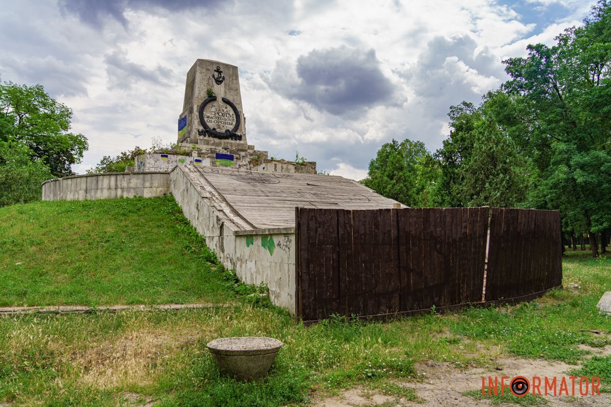 Знімки датовані 19 червня 2025 року У Дніпрі в Севастопольському парку з братської могили прибрали гармати 2