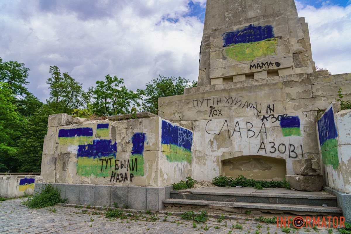 Гармат вже нема У Дніпрі в Севастопольському парку з братської могили прибрали гармати 3