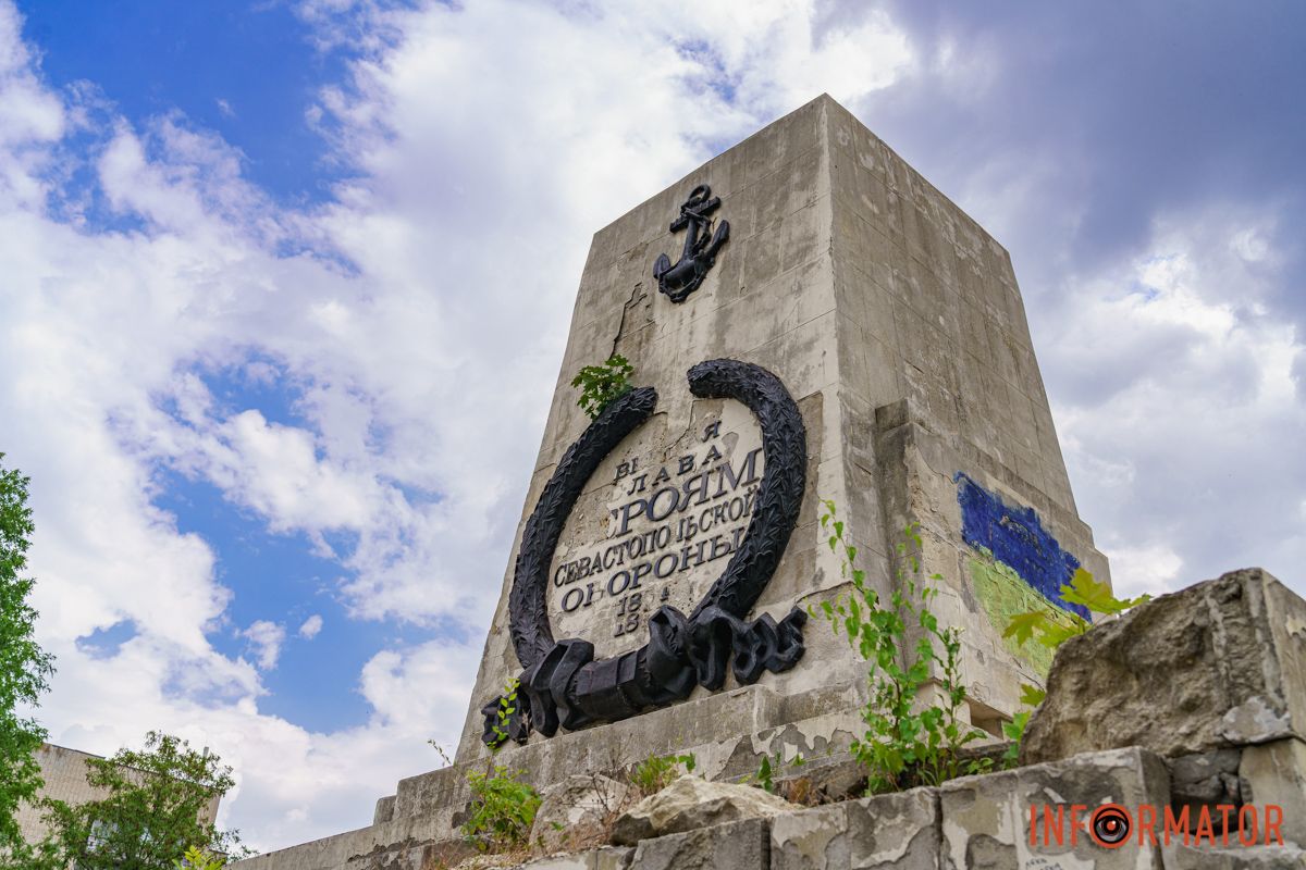 Монумент знаходиться в занедбаному стані У Дніпрі в Севастопольському парку з братської могили прибрали гармати 4