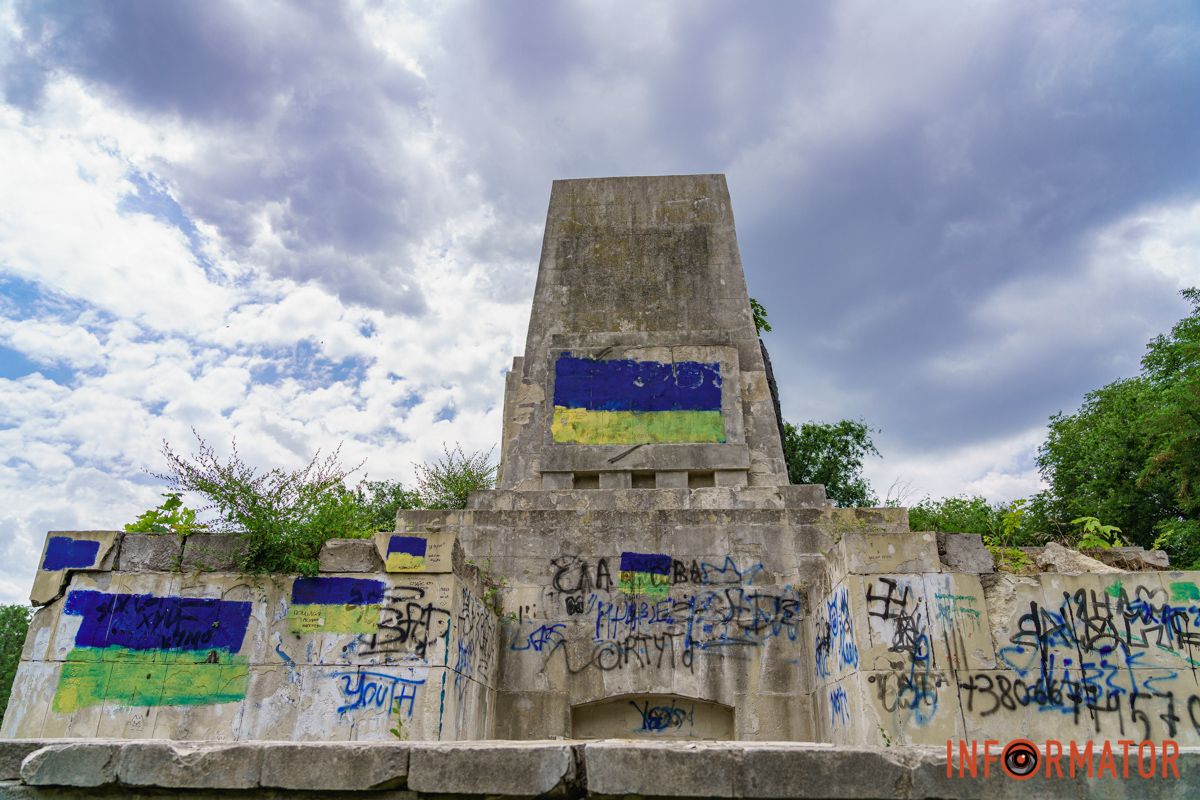 Монумент присвятили загиблим у Севастопольський битві У Дніпрі в Севастопольському парку з братської могили прибрали гармати 6