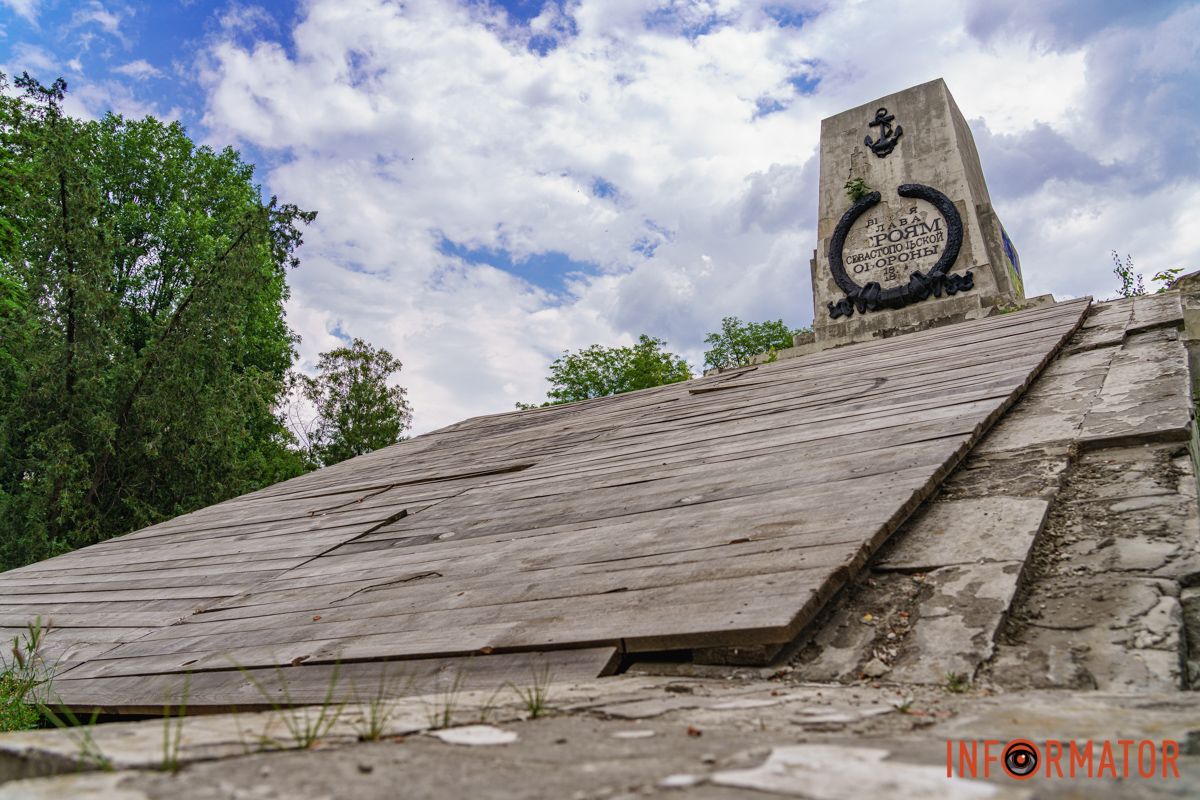 Закрили дошками У Дніпрі в Севастопольському парку з братської могили прибрали гармати 8